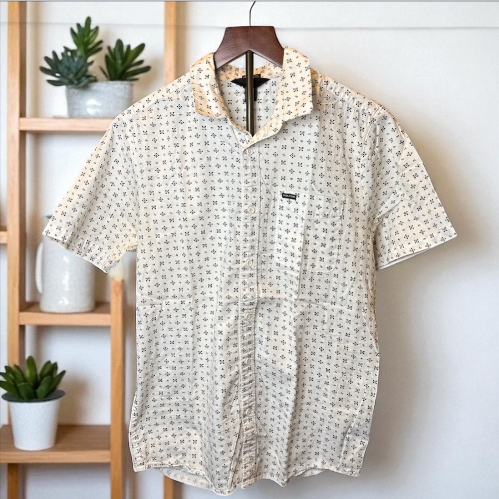 VOLCOM Men’s Modern fit, White,Short Sleeve, Button Down, Skate Shirt Size Med.